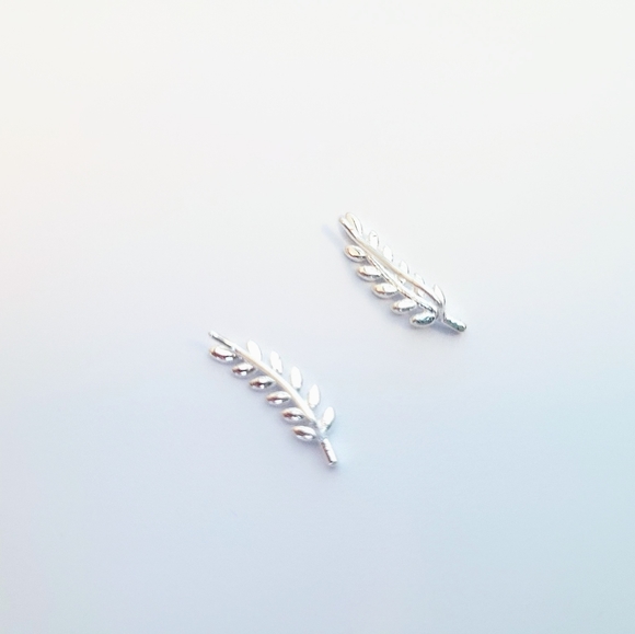 Set of beautiful dainty silver color leaf shaped style climber earrings - Picture 5 of 5